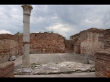 07995 ostia - regio v - insula ii - domus del protiro (v,ii,4-5) - raum (32 - e) - hof mit nymphaeum - bli in raum (13) - grosse halle - 2019.jpg